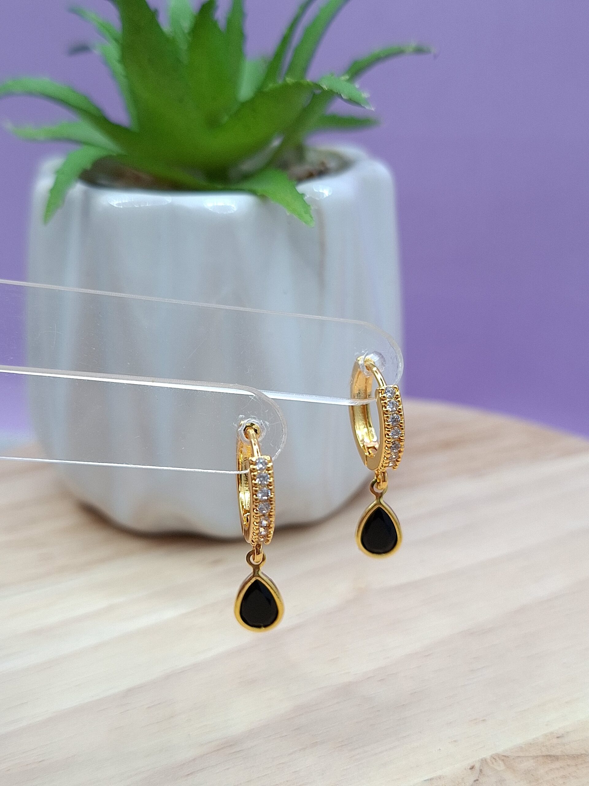 Acero dorado Aros Huggies Gota cristal negro (14mm)